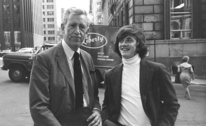 J. D. Salinger con su hijo, Matt, en Nueva York, en 1975.