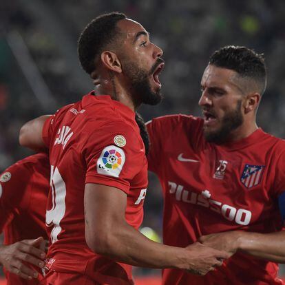 Atletico Madrid's Brazilian forward Matheus Cunha (L) celebrates with teammates after scoring a goal during the Spanish league football match between Elche CF and Club Atletico de Madrid at the Martinez Valero stadium in Elche on May 11, 2022. (Photo by JOSE JORDAN / AFP)