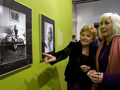 La directora del Instituto Cervantes, Carmen Caffarel (a la izquierda), muestra una fotografía a la vicerrectora de Relaciones Internacionales de la Universidad de Alcalá de Henares, María José Toro.