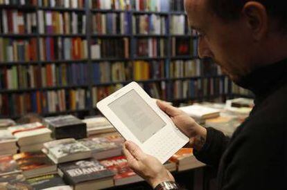Un usuario de Kindle en una librería de Madrid.