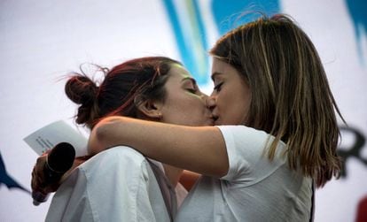 Dulceida y su novia Alba durante el pregón del World Pride 2017