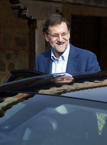 El presidente del Gobierno, Mariano Rajoy, sube al coche tras la reunión en Burgos con el comité de dirección de su partido.