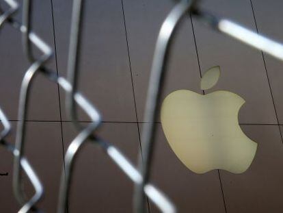 Logo de apple en una tienda de San Francisco. 