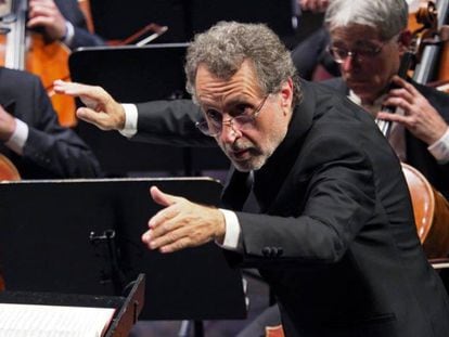 Josep Pons dirigiendo al Orquesta Sinfónica del Liceo.