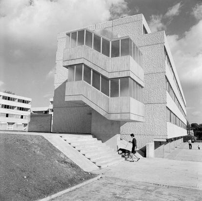 El conjunto de apartamentos brutalista en Hillingdon, London, construido entre 1968-1975.