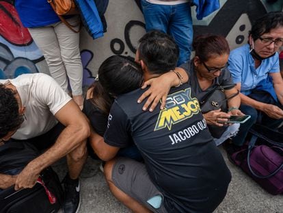 Trabajadores del canal de televisión TC tras el ataque a sus instalaciones, el 9 de enero en Guayaquil (Ecuador).