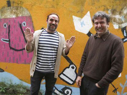El artista Juan Aizpitarte, junto con el antropólogo Eric Dicharry, en la presentación del proyecto. 
