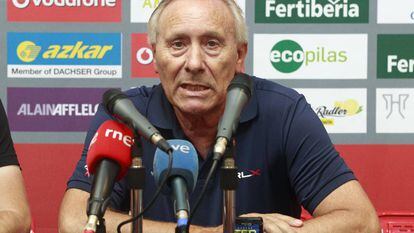 El seleccionador nacional de ciclismo, Javier Mínguez, en una rueda de prensa en septiembre de 2014 durante la Vuelta a España.