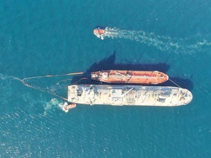 Dos buques proceden al trasvase de petróleo en la bahía de Algeciras.