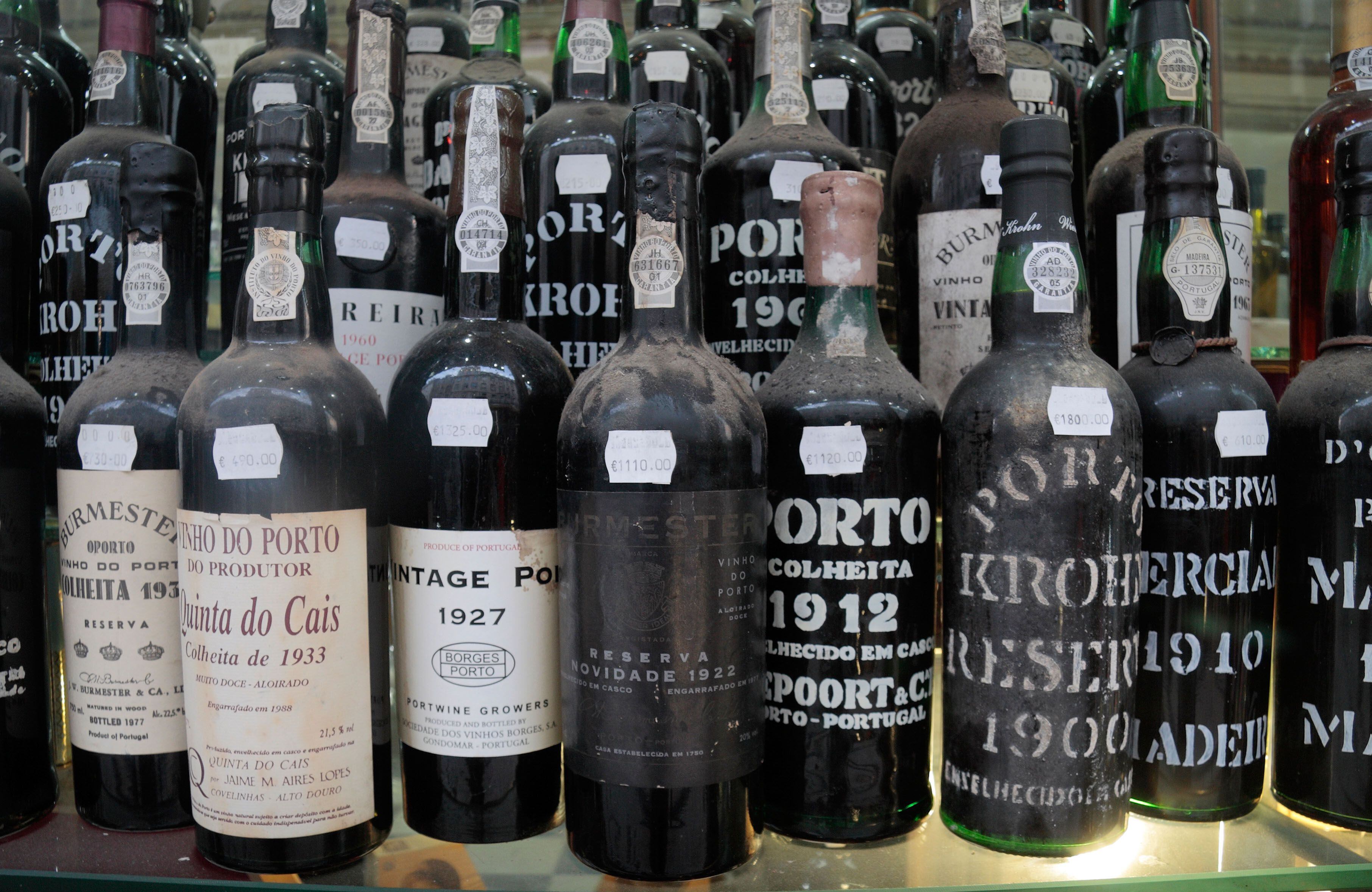 Algunas de las añejas botellas de vino de Oporto (algunas son de 1900) expuestas en Casa Macario. 