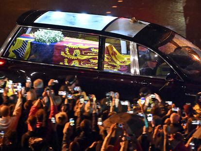 El coche fúnebre con el féretro de Isabel II llega este martes al Palacio de Buckingham