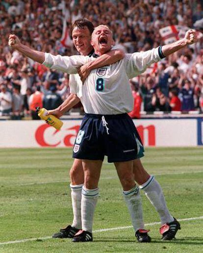 Paul Gascoigne celebra con Teddy Sheringham el famoso gol que le marcó a Escocia en la Eurocopa del 96. Este gol fue votado como el mejor de la historia de Wembley.