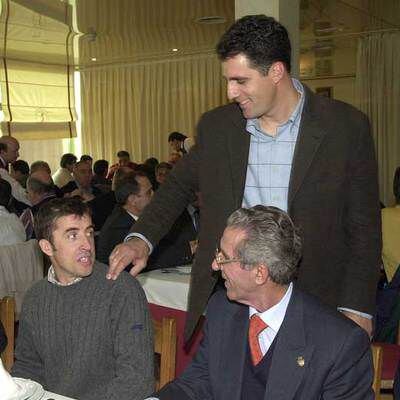 Miguel Indurain saluda a Perico Delgado y Federico Martín Bahamontes en un acto celebrado en 2000.
