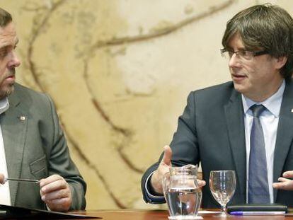 El consejero de Econom&iacute;a, Oriol Junqueras, y el presidente de la Generalitat de Catalu&ntilde;a, Carlos Puigdemont.