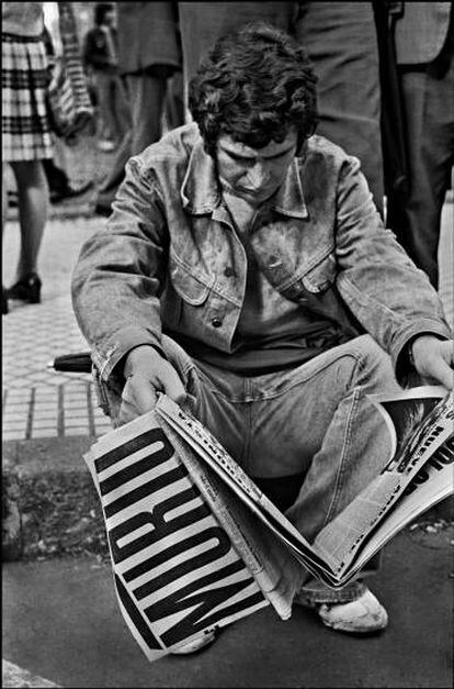 "Hombre con diario". Imagen tomada en la Plaza de Mayo el 1 de julio de 1974.