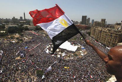 Miles de personas se congregan en la plaza de Tahrir, en El Cairo.