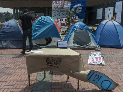 Activistas acampan frente a la torre de la rector&iacute;a de la UNAM.