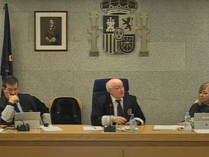 El tribunal del juicio contra Camps, presidido por el magistrado José Antonio Mora (en el centro), este miércoles.