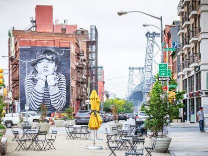 Calle de South Williamsburg, en Brooklyn (Nueva York), con el puente de Williamsburg al fondo.