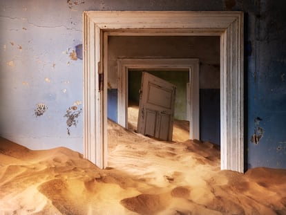 Uno de los edificios abandonados y tomados por la arena del desierto del pueblo fantasma de Kolmanskop, en Namibia.