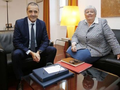 La delegada del Gobierno francés Jacqueline Gourault y el presidente de la Asamblea de Córcega, Jean Guy Talamoni, este jueves en Córcega.