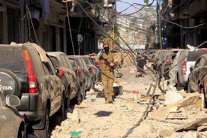 Un militar libanés inspecciona una calle afectada por la explosión, este miércoles en Beirut.