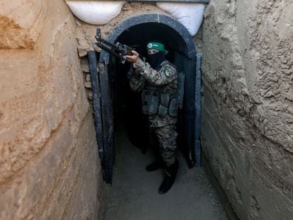 Un miliciano de las Brigadas de Ezedin al Qasam de Hamás, en la entrada de un túnel, durante una exhibición de armas, el pasado 19 de julio en Gaza.