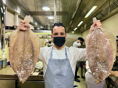 José de Dios con dos gigantescos gallos en las cocinas de La Bien Aparecida, en Madrid. J.C. CAPEL