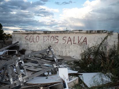 DVD 1074 (30/09/2021) Grafiti en el interior de una parcela donde se lee la inscripción "Solo Dios salva".David Expósito