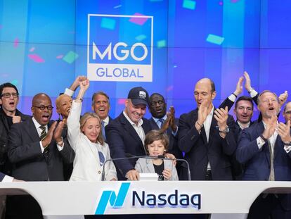 Maximiliano Ojeda, fundador de MGO, aprieta el timbre de inicio de sesión en el Nasdaq el pasado martes.