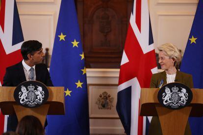 El primer ministro británico, Rishi Sunak, y la presidenta de la Comisión Europea, Ursula von der Leyen, ofrecen una rueda de prensa, este lunes en Windsor.