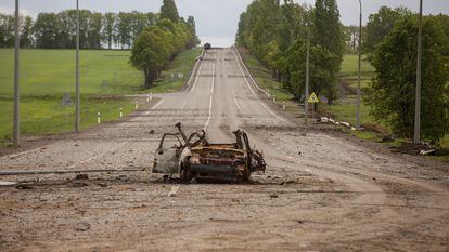 Restos de un vehículo en una carretera tras la retirada rusa.