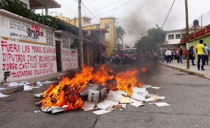 Boletas y material electoral quemado en Juchitán, Oaxaca.