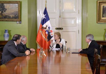 Michelle Bachelet, durante una reuni&oacute;n con los presidentes de la Corte Suprema, del Senado, y de la C&aacute;mara de Diputados.