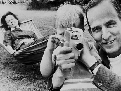 Ingmar Bergman, con su hijo Daniel y su esposa, la pianista Käbi Laretei, hacia 1966, en una imagen de 'Searching for Bergman'. En vídeo, tráiler del documental.