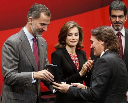 El rey Felipe hace entrega de una de las medallas al guitarrista Vicente Amigo.