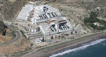 Una vista del hotel El Algarrobico en plena construcci&oacute;n.