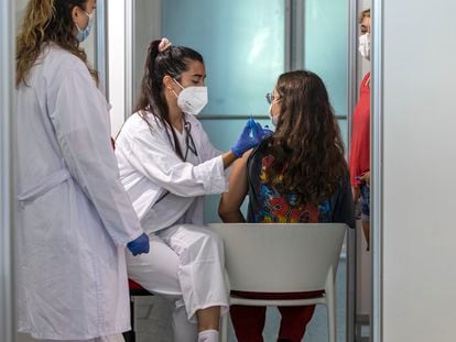 Dos jóvenes en uno de los puntos de vacunación de la Comunidad Valenciana.