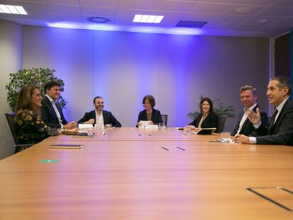 Desde la izquierda: Laura Durán (Ikea),  Ricardo Álvarez (Dia), Enrique Porta (KPMG), Cristina Galindo (EL PAÍS), Eva Ivars (Alain Afflelou), Marcos Ruão (Iskaypet) y Carlos de Vega (EL PAÍS).