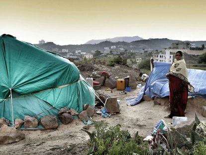 Una mujer desplazada vive en un tienda en el distrito de Al Huban en Taiz.