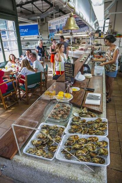 Puesto de ostras en el Mercat de Peix de Mahón (Menorca):