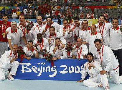 Los jugadores de la selección española de balonmano posan con la medalla de bronce.
