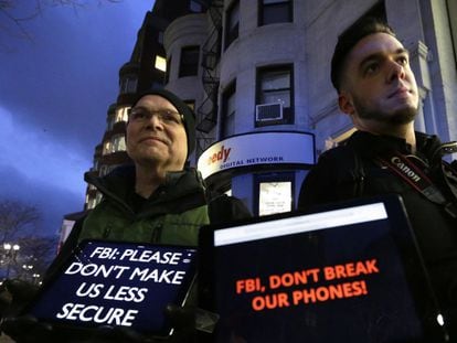 Manifestantes en Massachusetts contra la iniciativa del FBI.