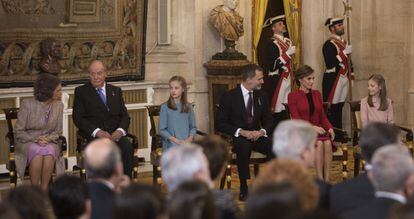 Los Reyes junto con la princesa Leonor y la infanta Sofía, en el Palacio Real.