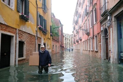 Un hombre camina por una calle inundada, este viernes.  