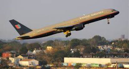 Fotografía de archivo un avión Boeing 757 de United Airlines, como el del incidente, despegando del aeropuerto LaGuardia de Nueva York (EE.UU.). EFE/Archivo