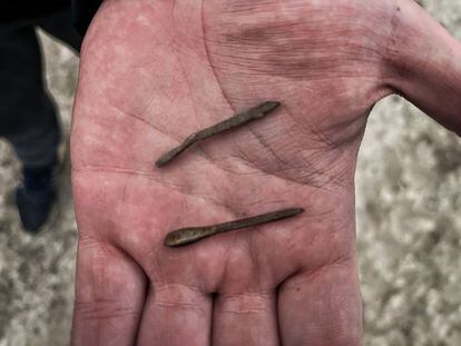 Algunas de las flechas metálicas lanzandas sobre la granja en proyectiles de artillería y que Rusia ya ha empleado en frentes como el de la localidad de Bucha, cerca de Kiev.
