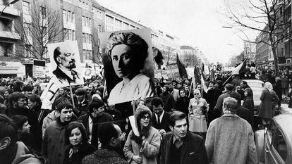 Carteles de Rosa Luxemburgo y Lenin en una manifestación en Berlín contra la guerra de Vietnam, el 18 de febrero de 1968.