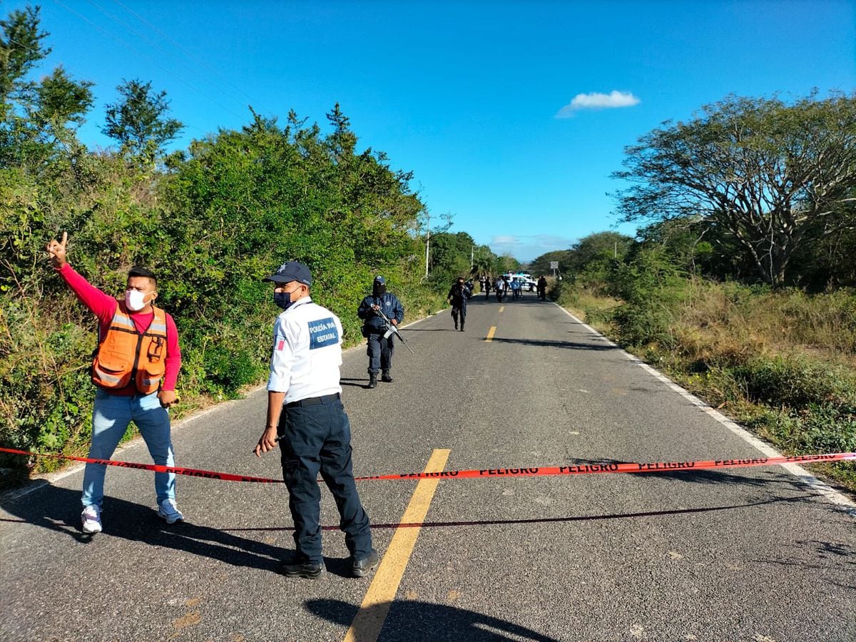 Hallan muertos en carretera de Oaxaca a dos hermanos de 7 y 9 años que vendían dulces