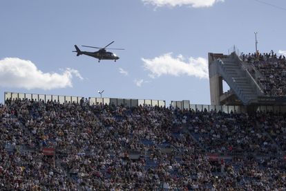 A helicopter flies over Spotify Camp Nou with 90,000 spectators, where the Kings League finals take place this Sunday.